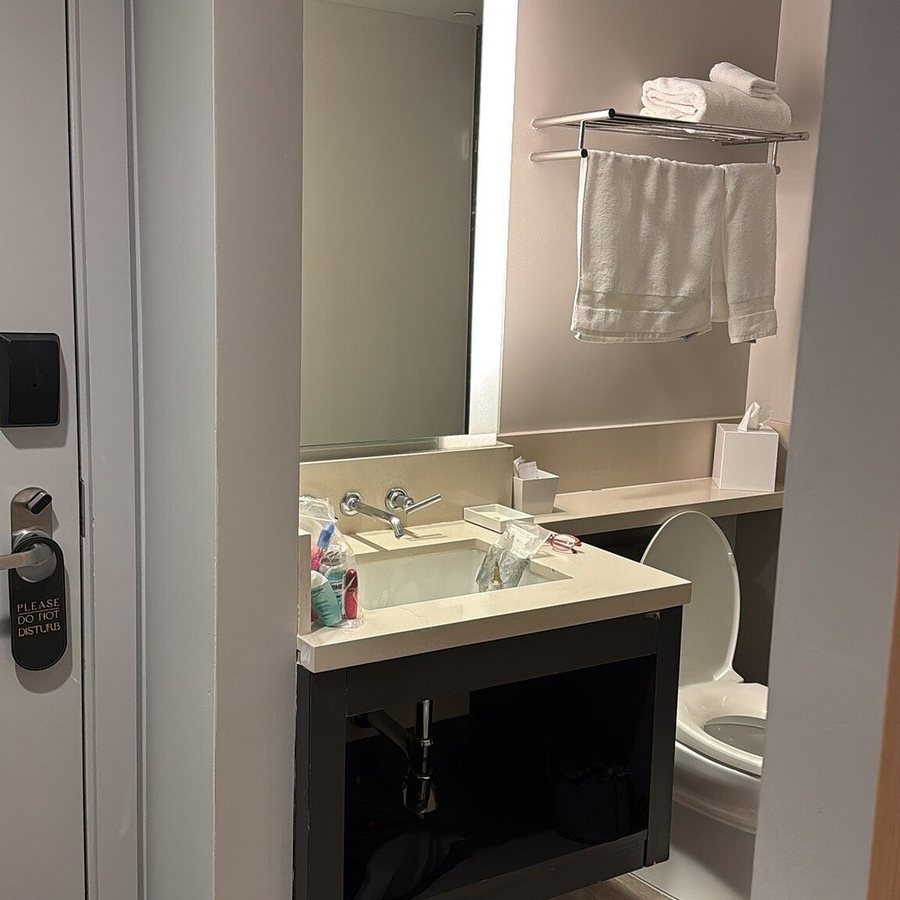 Hotel Keen — Bathroom