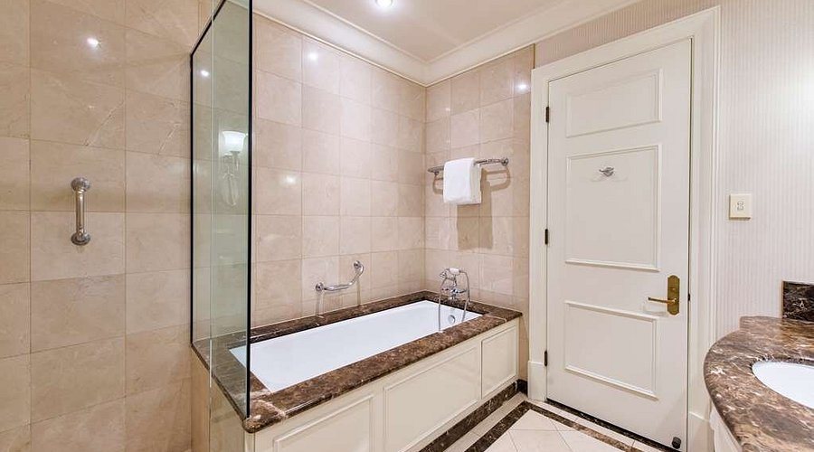 Hotel Kingsley — Bathroom