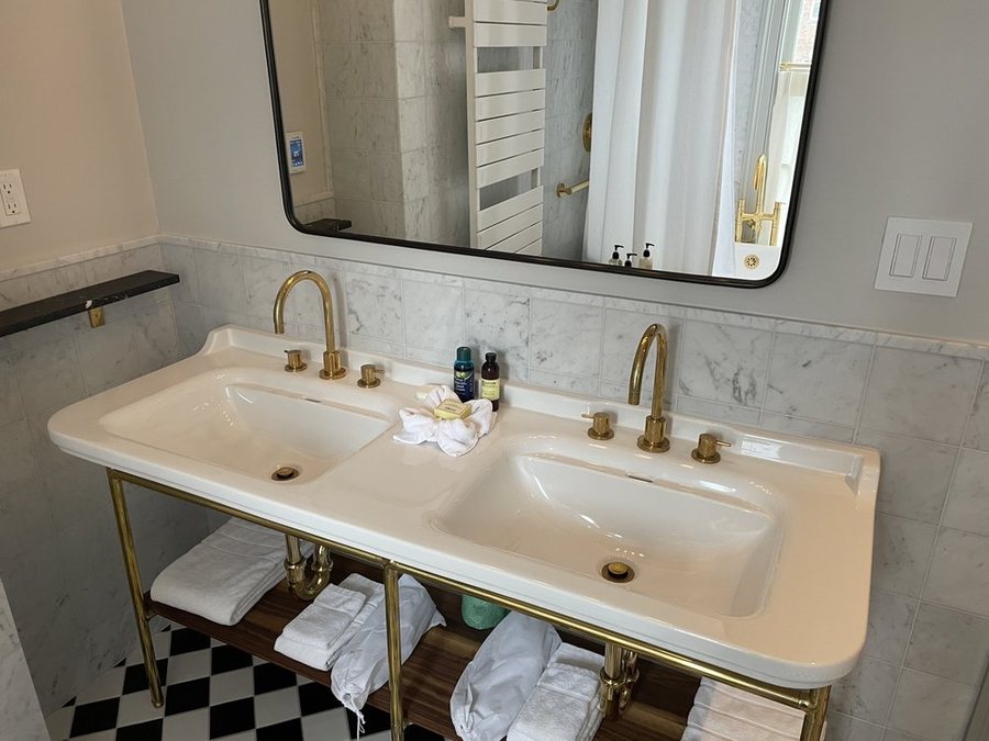 Hotel Kinsley — Bathroom