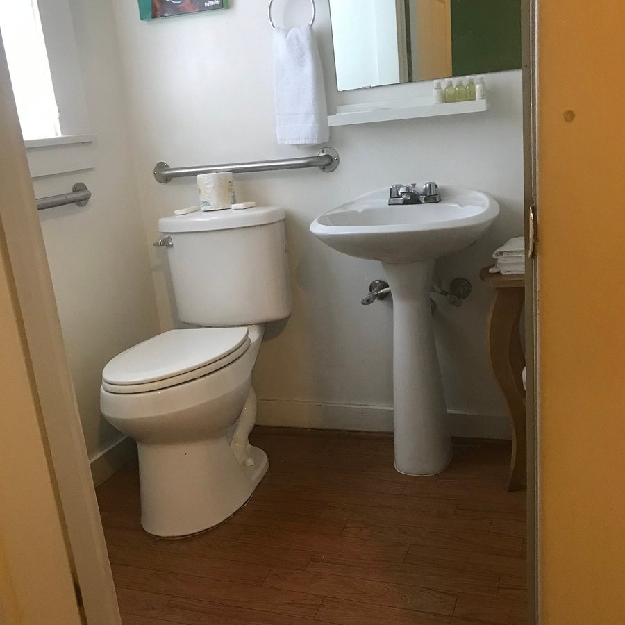 Hotel Kitsmiller on Main — Bathroom