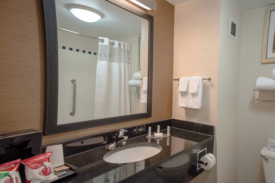 Hotel Knoxville — Bathroom