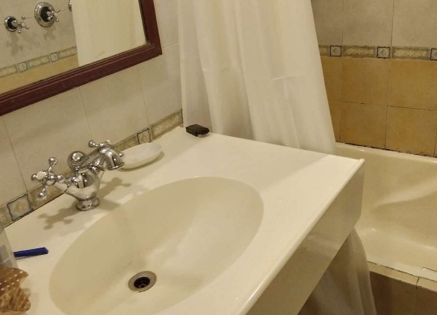 Hotel Kohinoor Park — Bathroom
