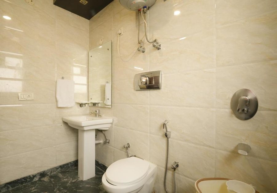Hotel Krishna By RCG Hotels — Bathroom