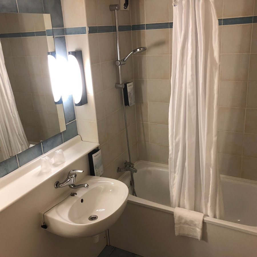 Hotel Kyriad Rouen Nord Mont Saint Aignan — Bathroom