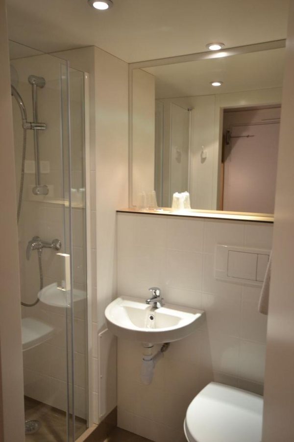 Hotel Kyriad Tours Sud Chambray Les Tours — Bathroom