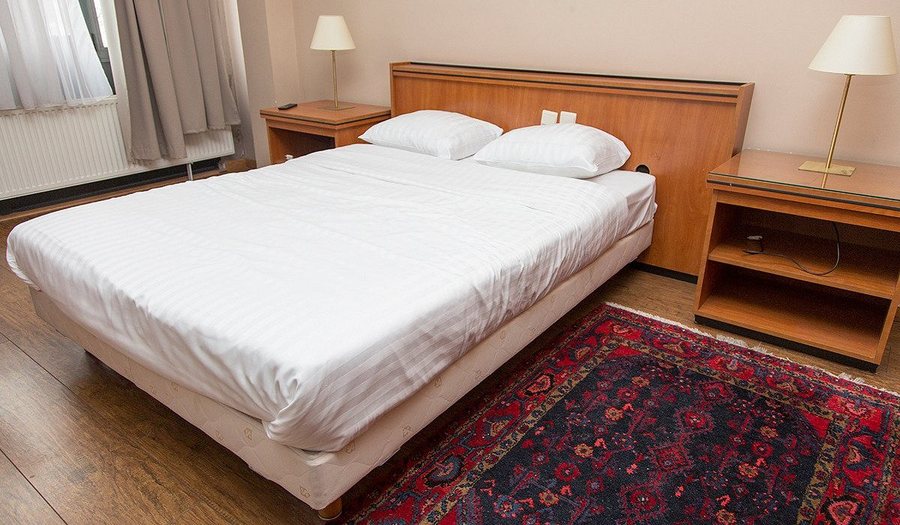 Hotel L Escale — Guest room