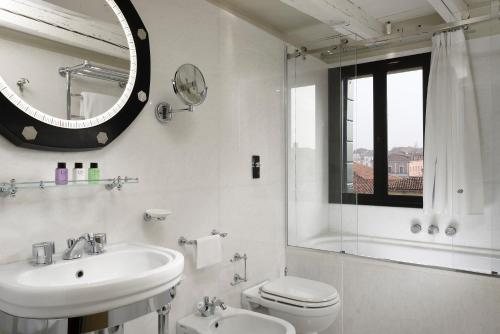 Hotel L Orologio — Bathroom
