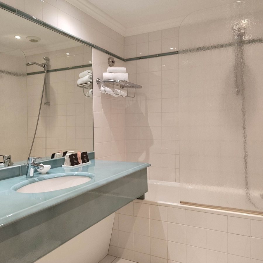 Hotel L Yeuse — Bathroom
