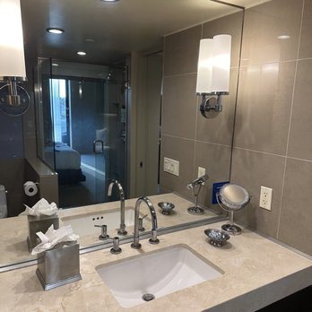 Hotel La Jolla Curio Collection By Hilton — Bathroom