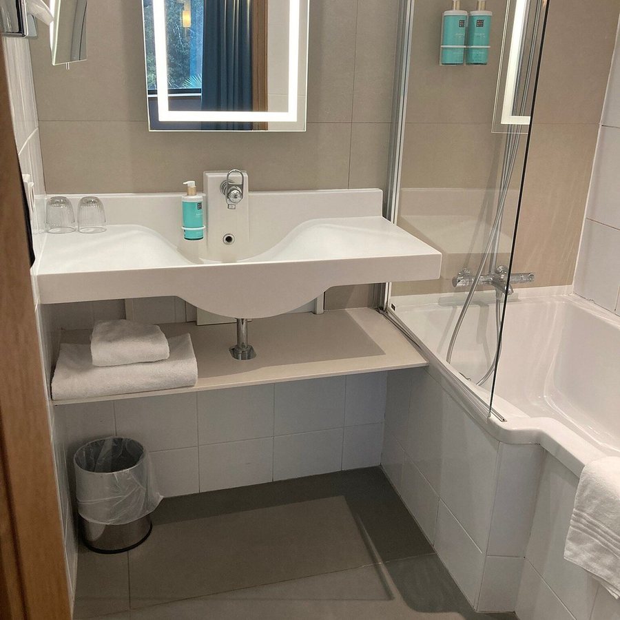 Hotel La Tour De Nesle — Bathroom