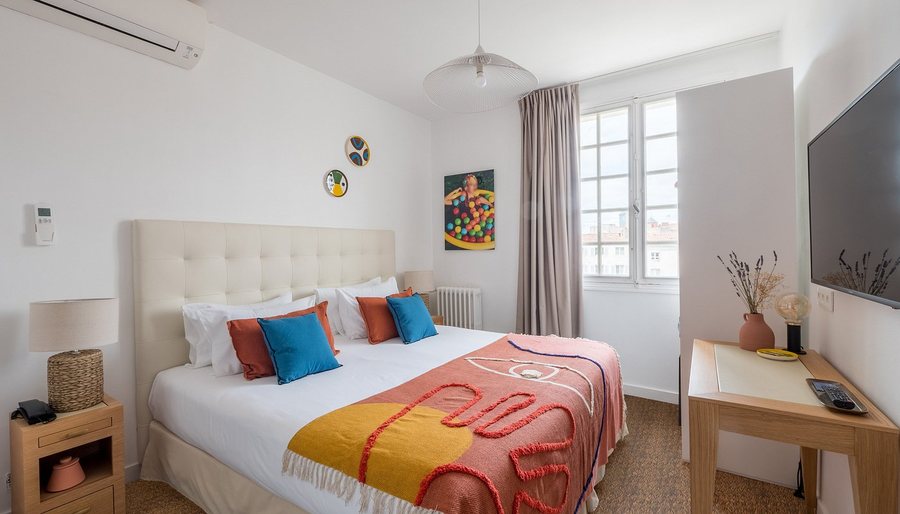 Hotel La Tour De Nesle — Guest room