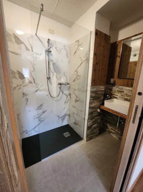 Hotel Lac Bleu 1650 — Bathroom