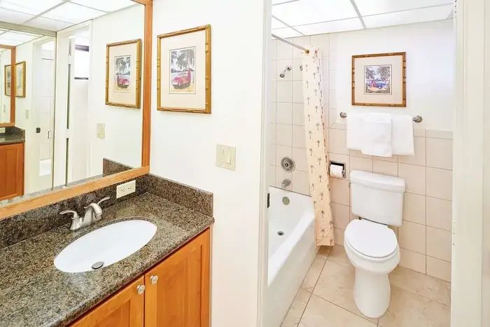 Hotel Lahaina — Bathroom