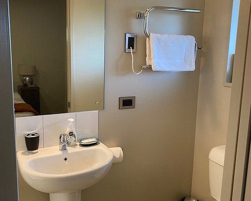 Hotel Lake Brunner — Bathroom