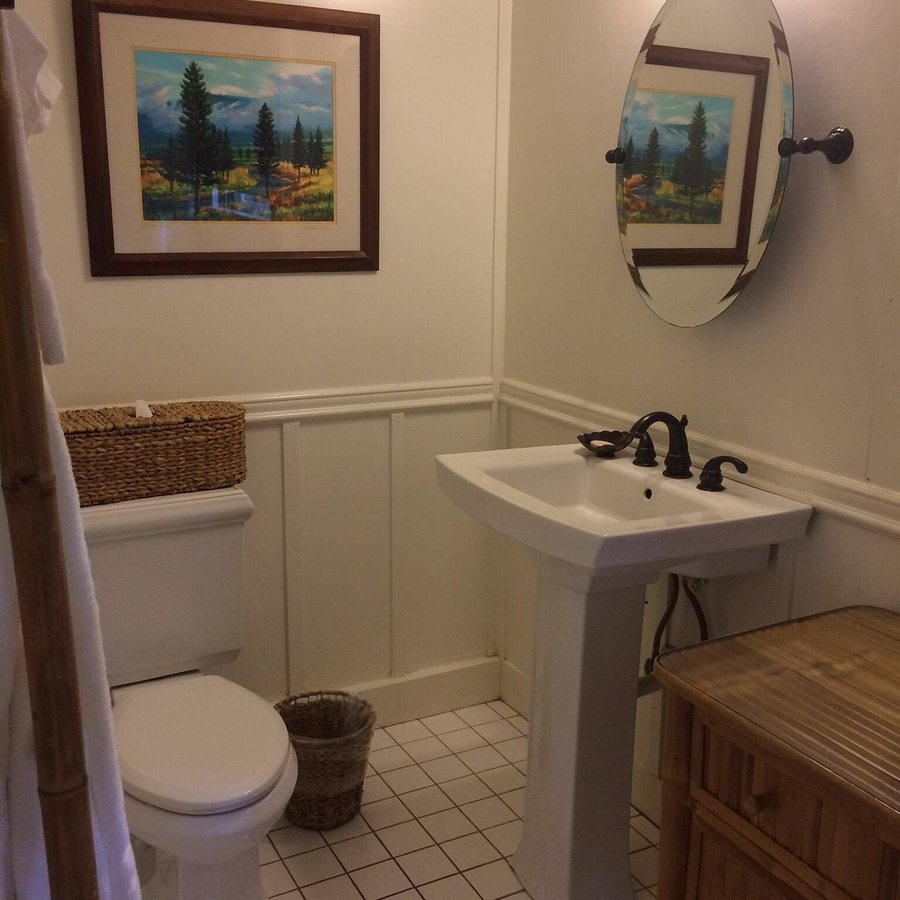 Hotel Lanai — Bathroom