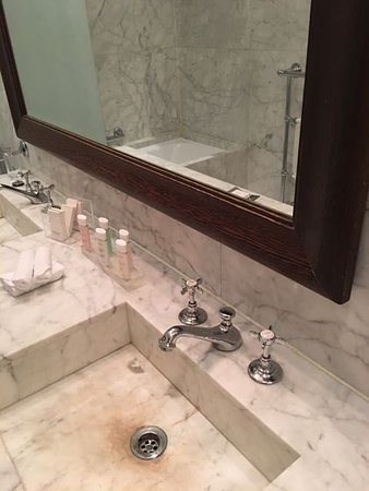 Hotel Lancaster — Bathroom