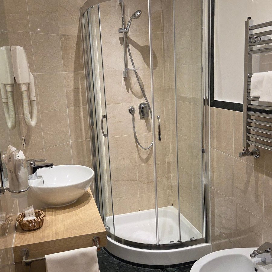 Hotel Lancelot — Bathroom