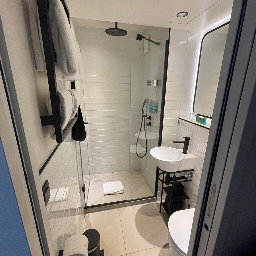 Hotel Le 12 — Bathroom