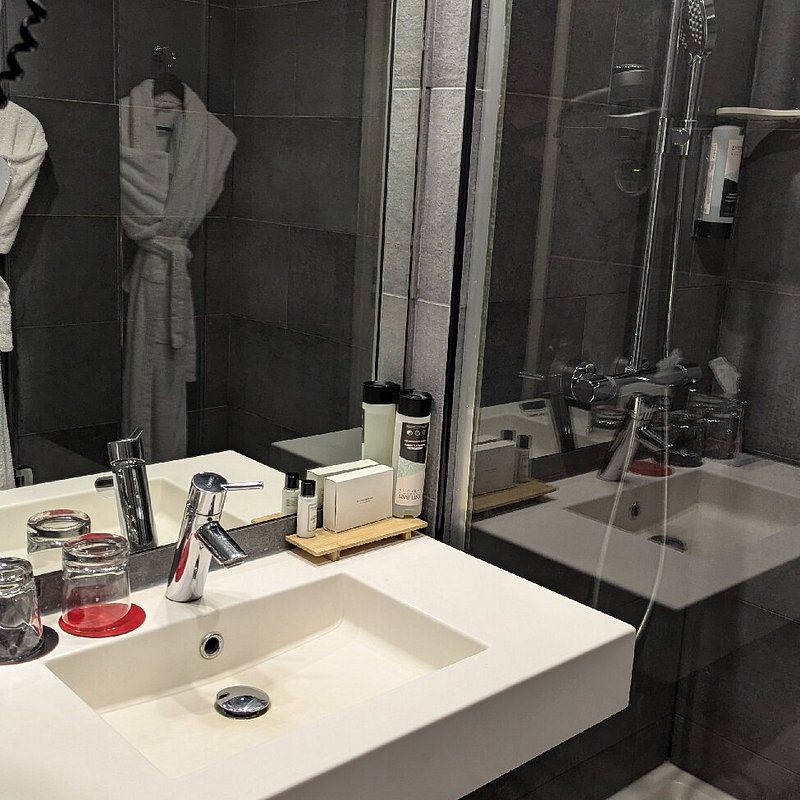 Hotel Le 209 Paris Bercy — Bathroom