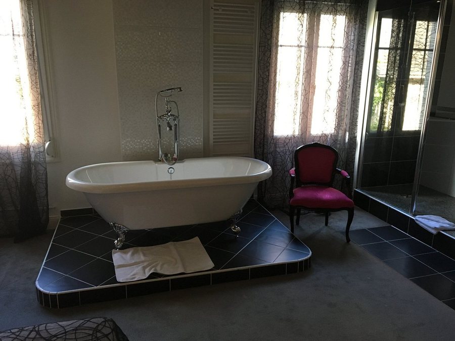 Hotel Le Cheval Rouge — Bathroom