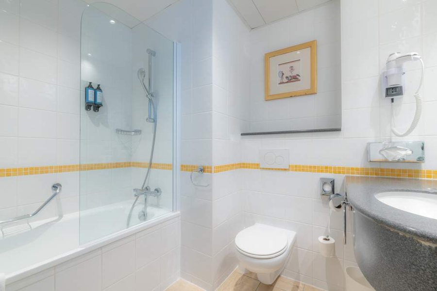 Hotel Le Magny — Bathroom