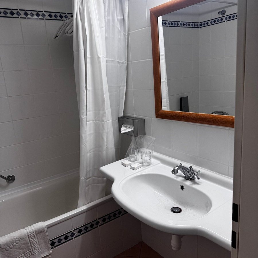 Hotel Le Mediterranee — Bathroom