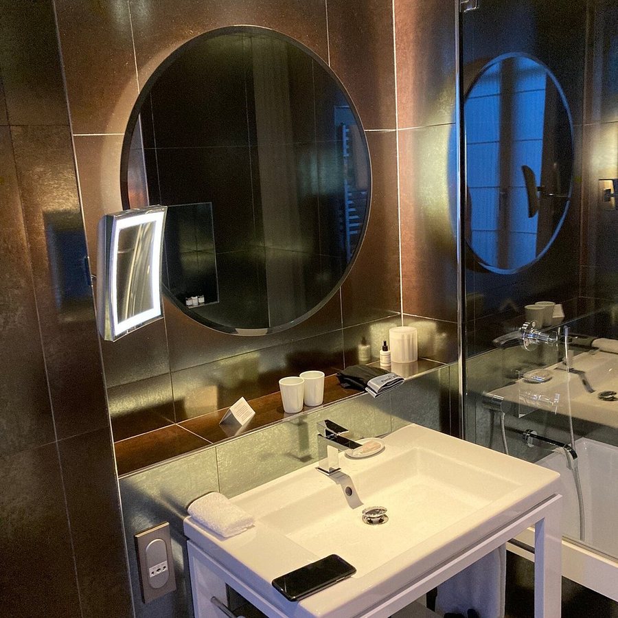 Hotel Le Pavillon — Bathroom