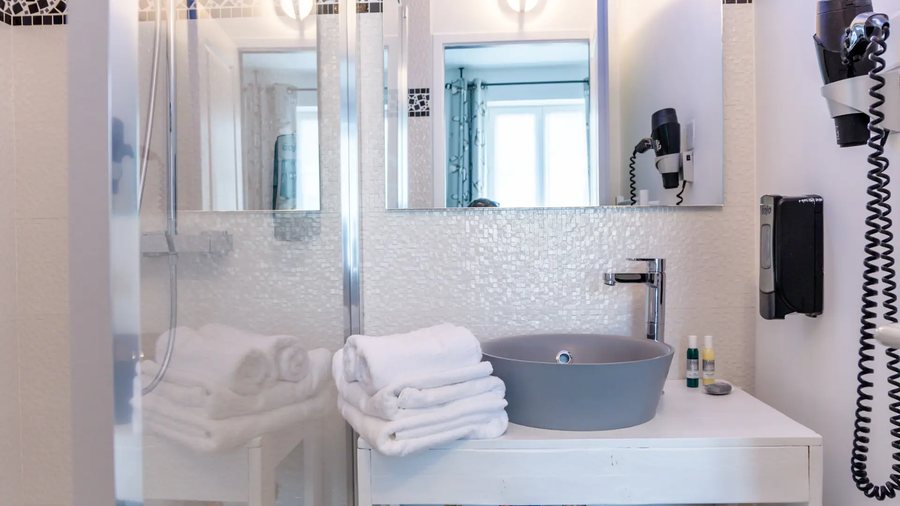 Hotel Le Peu Breton — Bathroom