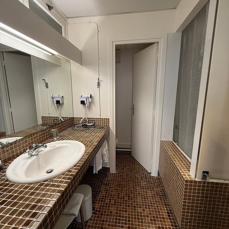 Hotel Le Printemps — Bathroom