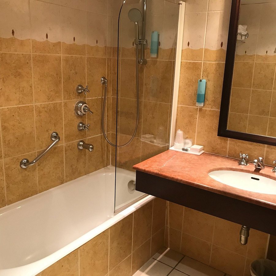 Hotel Le Royal — Bathroom