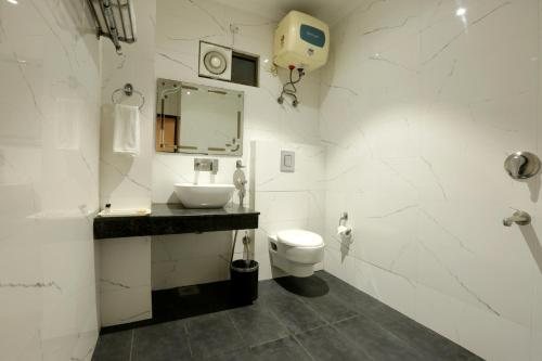 Hotel Le Seasons — Bathroom