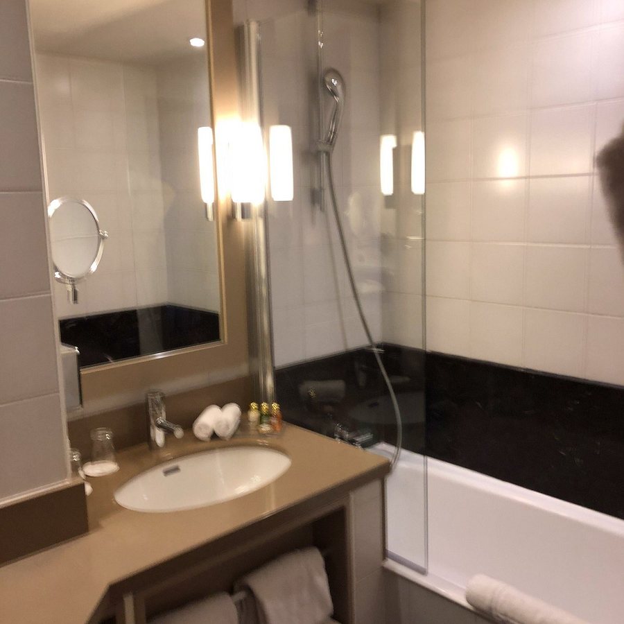 Hotel Le Tourville by Inwood Hotels — Bathroom