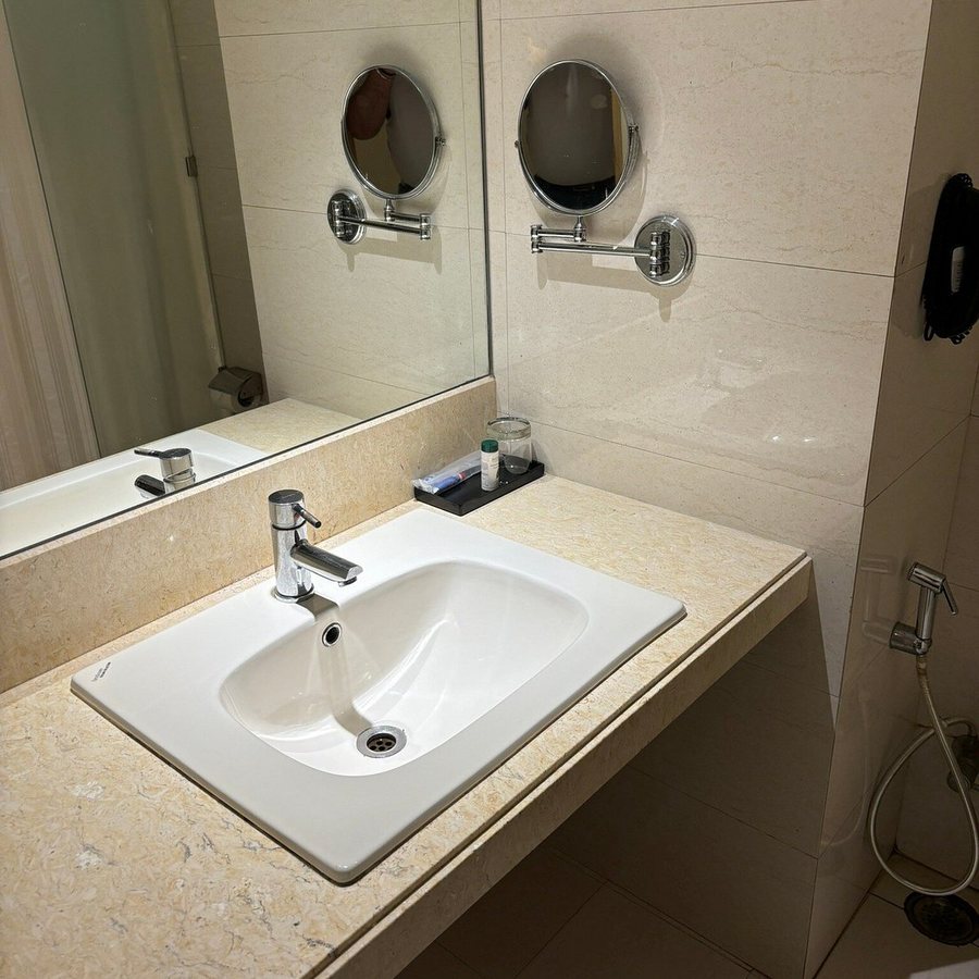 Hotel Leafio Marigold Marol — Bathroom