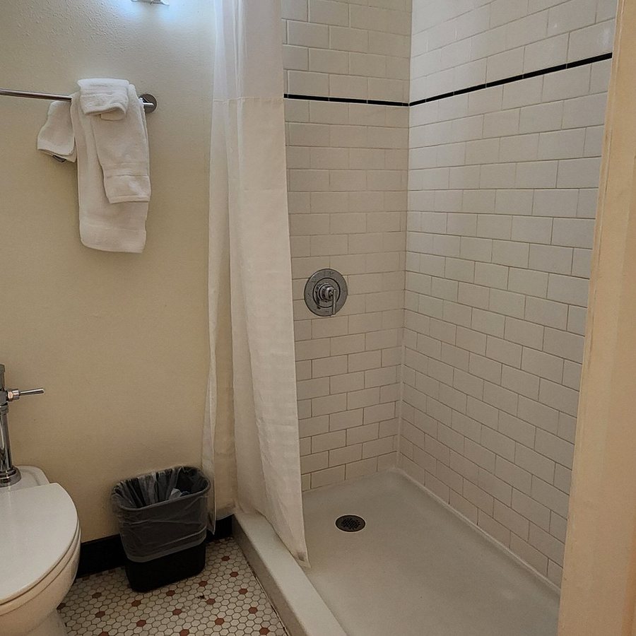 Hotel Leo — Bathroom