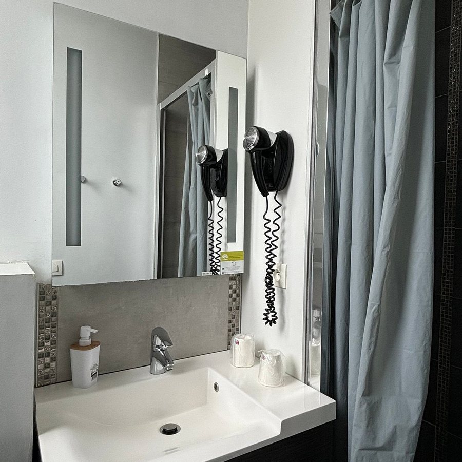 Hotel Les Embruns — Bathroom