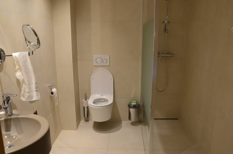 Hotel Les Jardins De La Molignee — Bathroom