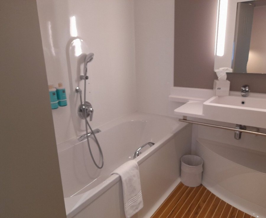 Hotel Les Portes D Or — Bathroom