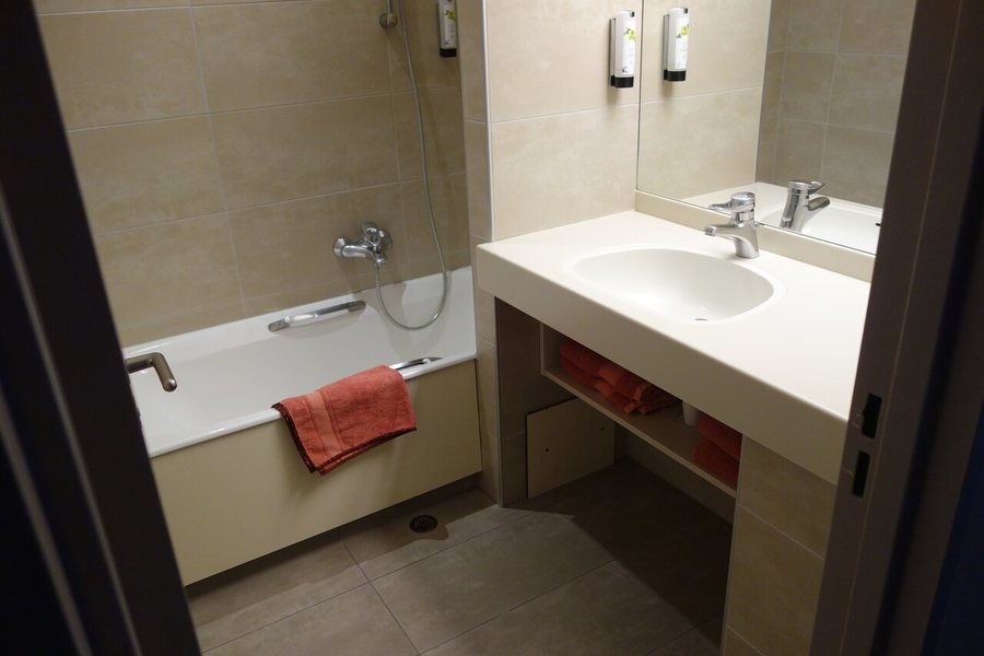 Hotel Les Remparts — Bathroom