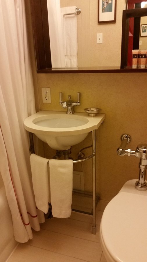 Hotel Lincoln — Bathroom