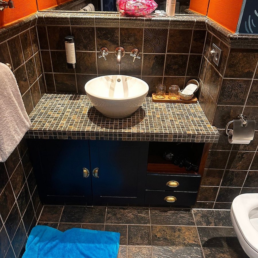 Hotel Ling Bao — Bathroom