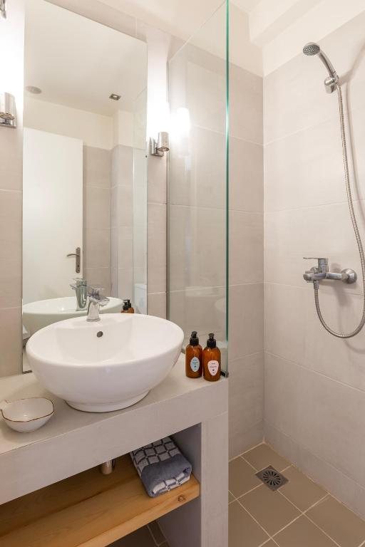 Hotel Liotopi — Bathroom
