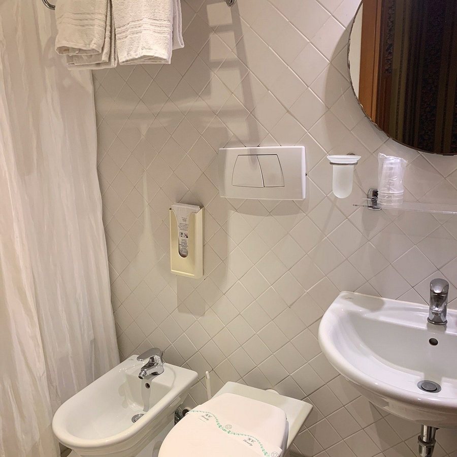 Hotel Lirico — Bathroom