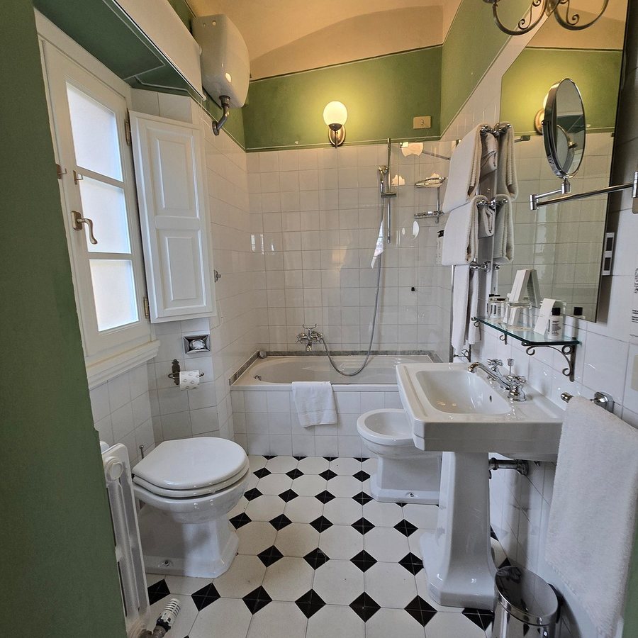 Hotel Loggiato dei Serviti — Bathroom