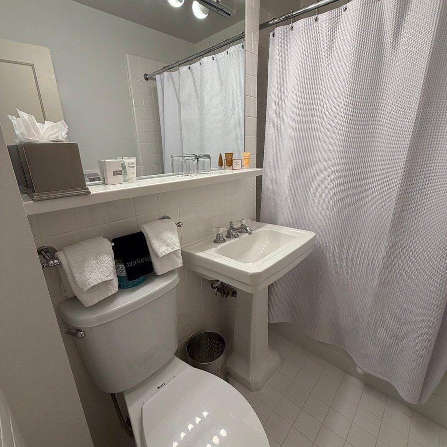 Hotel Lombardy — Bathroom
