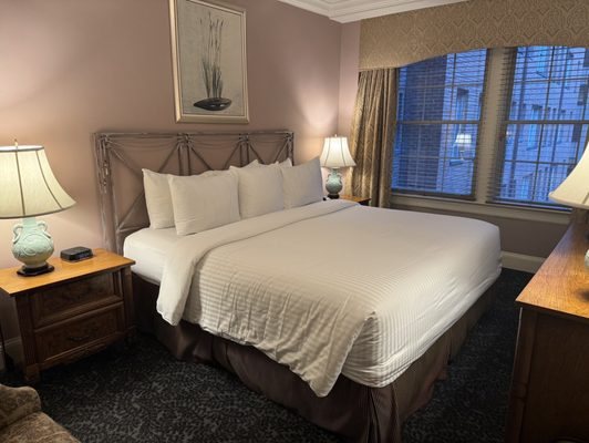 Hotel Lombardy — Guest room