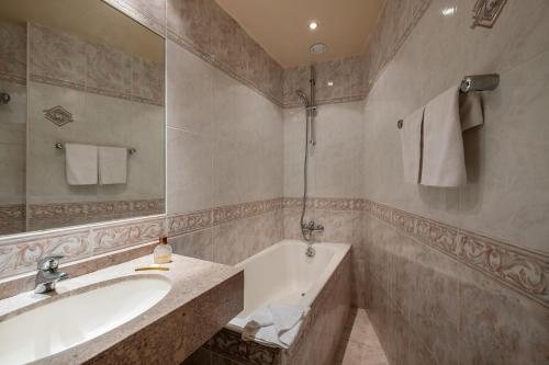 Hotel London Paris — Bathroom