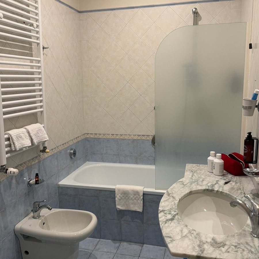 Hotel Londra — Bathroom