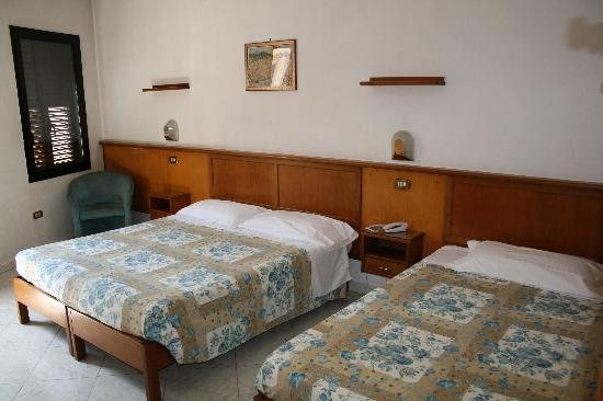 HOTEL LORENA — Guest room