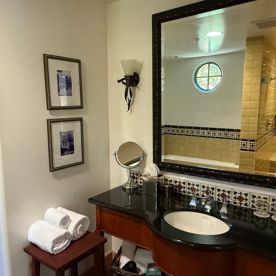 Hotel Los Gatos — Bathroom