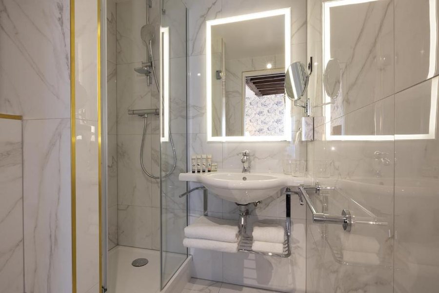 Hotel Louis II — Bathroom
